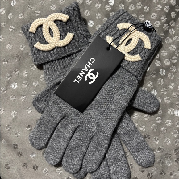 Chanel Gray Wool Gloves with Cream Logo - Picture 1 of 2